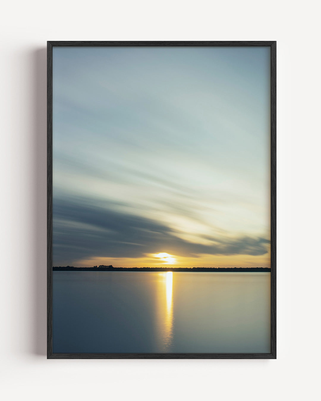 Zonsondergang reflectie poster – portret wanddecoratie – deze poster toont een serene zonsondergang boven een kalm meer. De