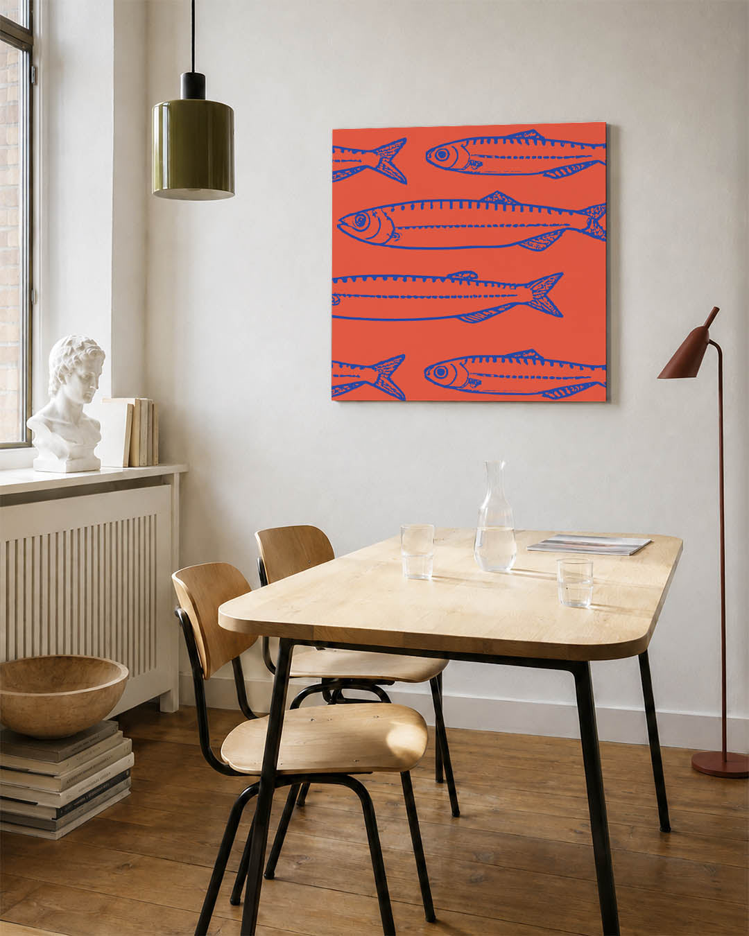 Vissenpatroon kunstwerk – detailweergave – dit werk toont een herhalend patroon van vissen in blauw op een oranje