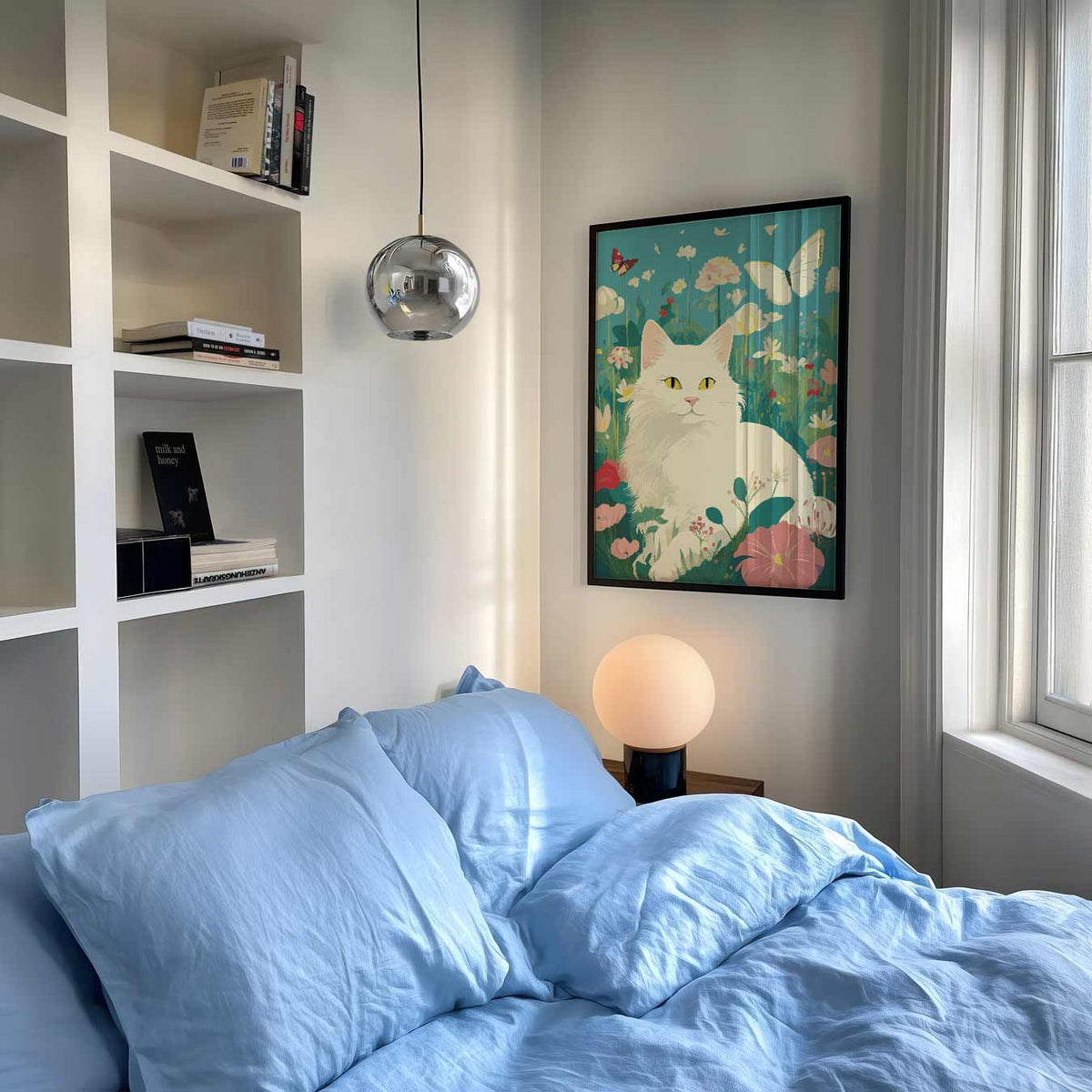 Vrolijke Kat in Bloementuin – mindful poster als rustige wanddecoratie