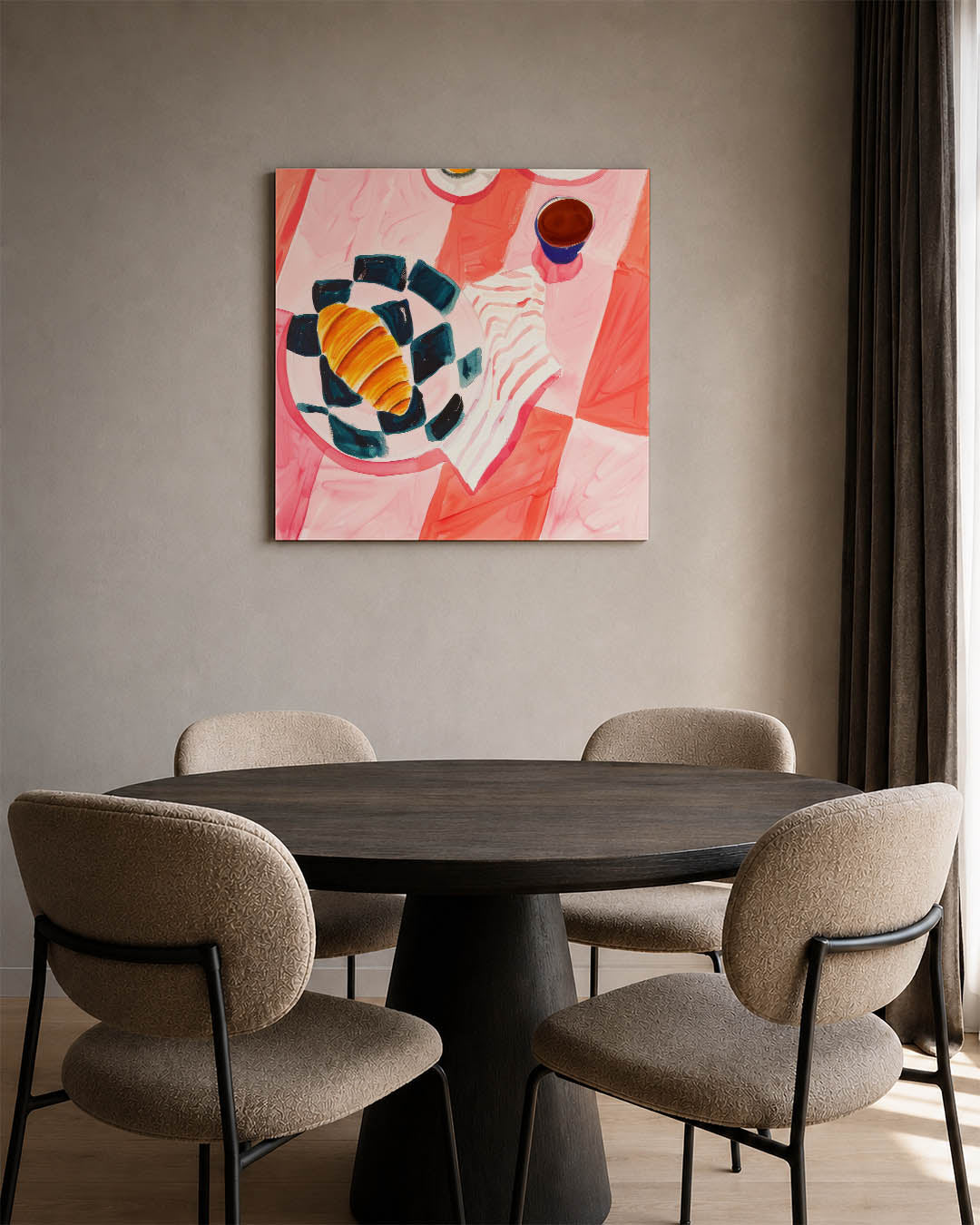 Vrolijk ontbijt tafereel kunstwerk – vierkante wanddecoratie – dit werk toont een kleurrijk tafereel met een croissant op een