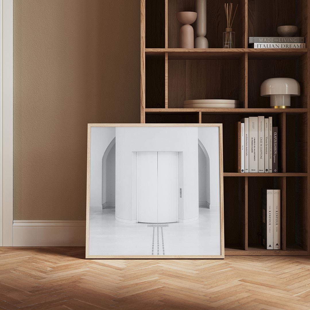 Deur poster – derde productweergave – deze poster toont een strakke, symmetrische compositie met een centrale deur. De zachte