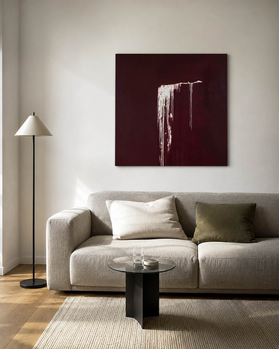 Druipend contrast kunstwerk – vierkante wanddecoratie – dit kunstwerk toont een donkerrood vlak met witte verfstrepen die