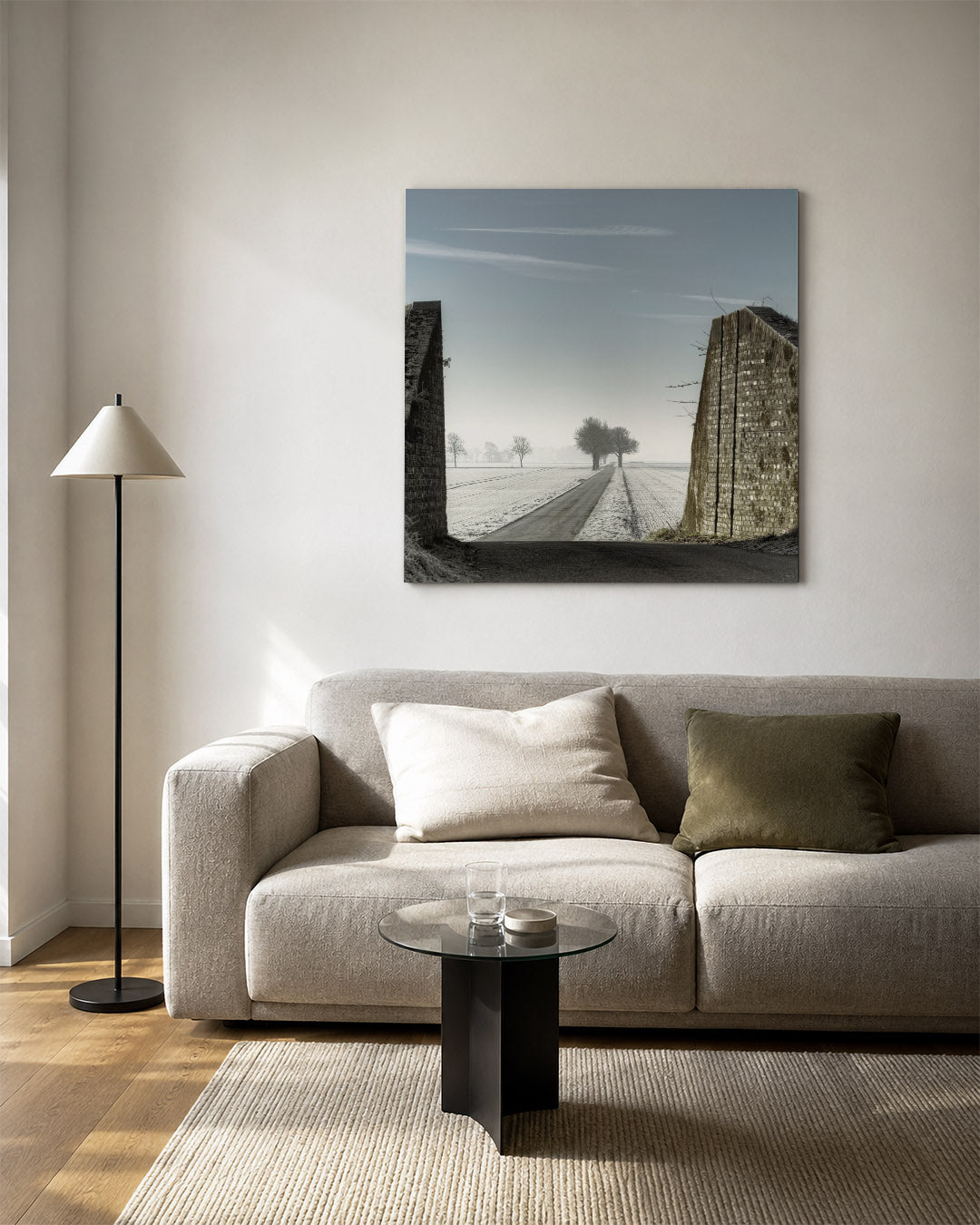 Rustige winterweg kunstwerk – vierkante wanddecoratie – een winterweg omgeven door kale bomen en een open landschap
