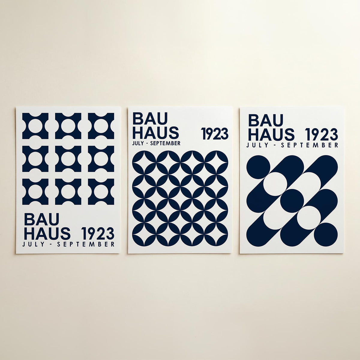 Cirkelpatroon en tekst posterset – detailweergave – deze posterset toont een ritmisch patroon van donkerblauwe cirkels en