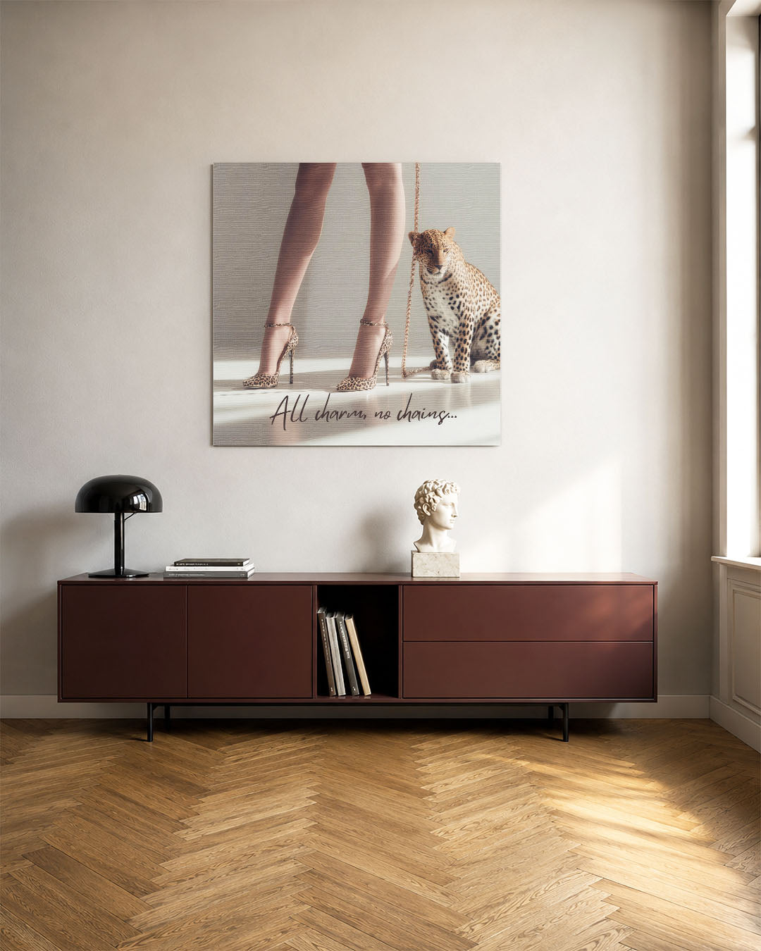 Elegante dierenprint kunstwerk – tweede productweergave – dit werk toont slanke benen in hoge hakken naast een sierlijke
