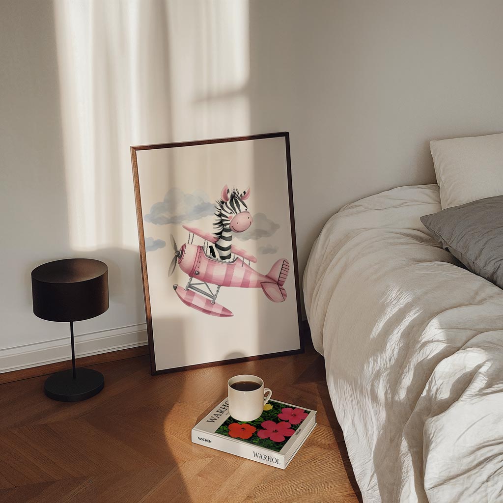 Dromerige Zebra in het Vliegtuig – staande kinderkamer wanddecoratie van WallArtistic