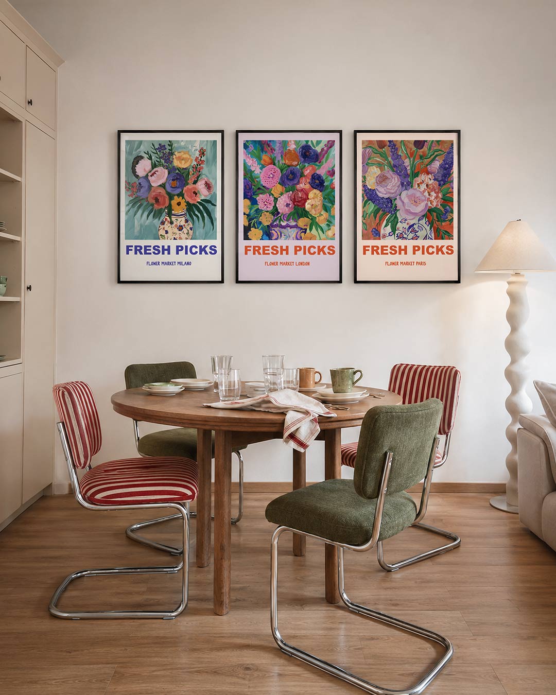 Bloemrijke kleurenpracht driedelige posterset – een levendige vaas met kleurrijke bloemen tegen een zachte