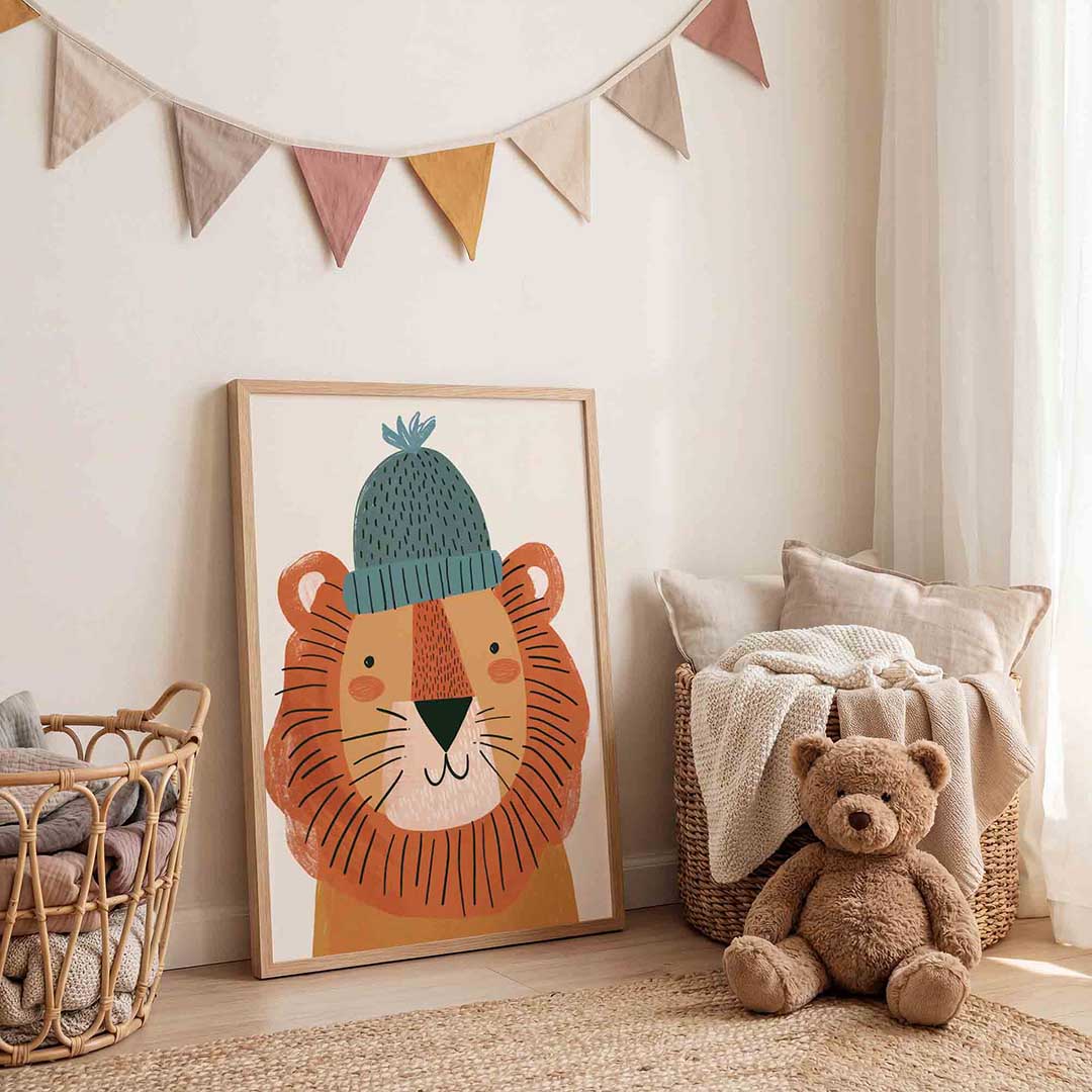 Leeuw met muts – speelse wandkunst als portret kinderposter