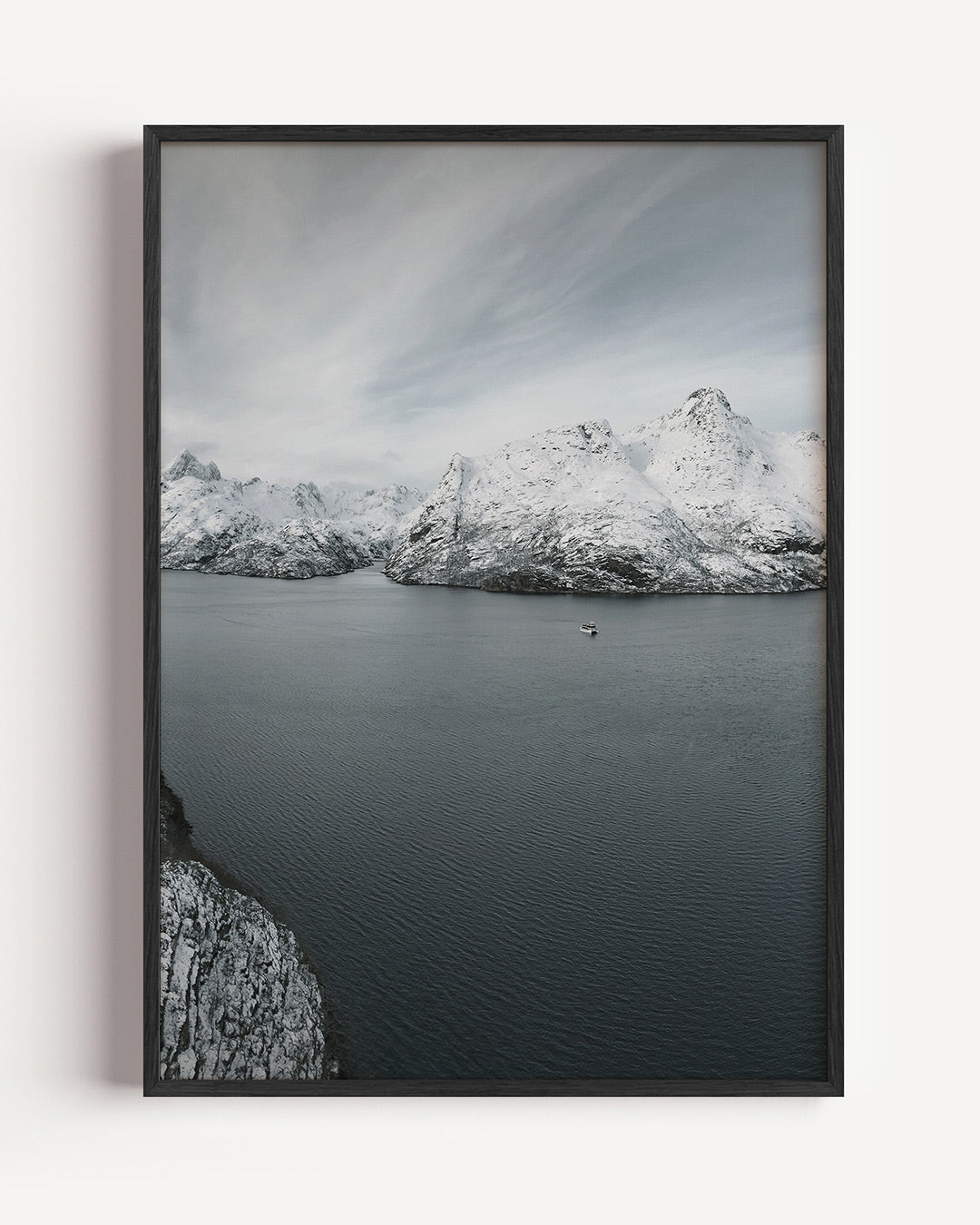 Rustige berglandschap poster – portret wanddecoratie – een serene weergave van besneeuwde bergen en een kalme zee. De lucht