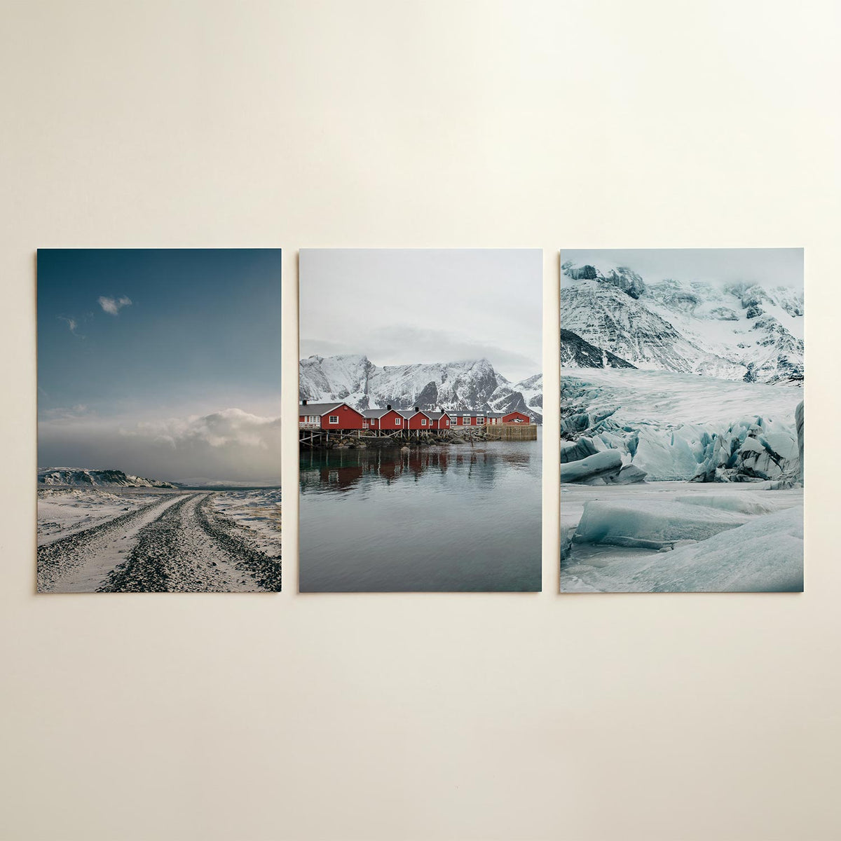 Landschap en lijnen posterset – detailweergave – een kronkelende weg leidt door een besneeuwd landschap onder een