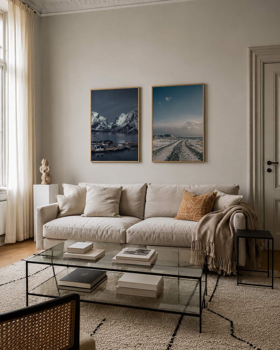 Bergen en water tweedelige posterset – sereen landschap met besneeuwde bergen en kalm water. Warme huizen aan de kustlijn