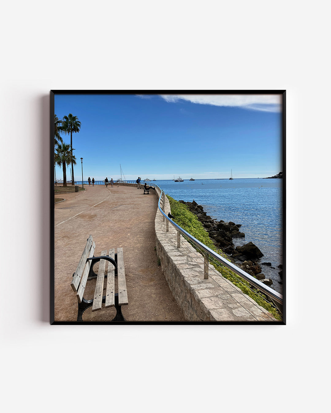 Zomerse kustwandeling poster – vierkante wanddecoratie – een zonnige promenade langs de kust met een helderblauwe lucht en