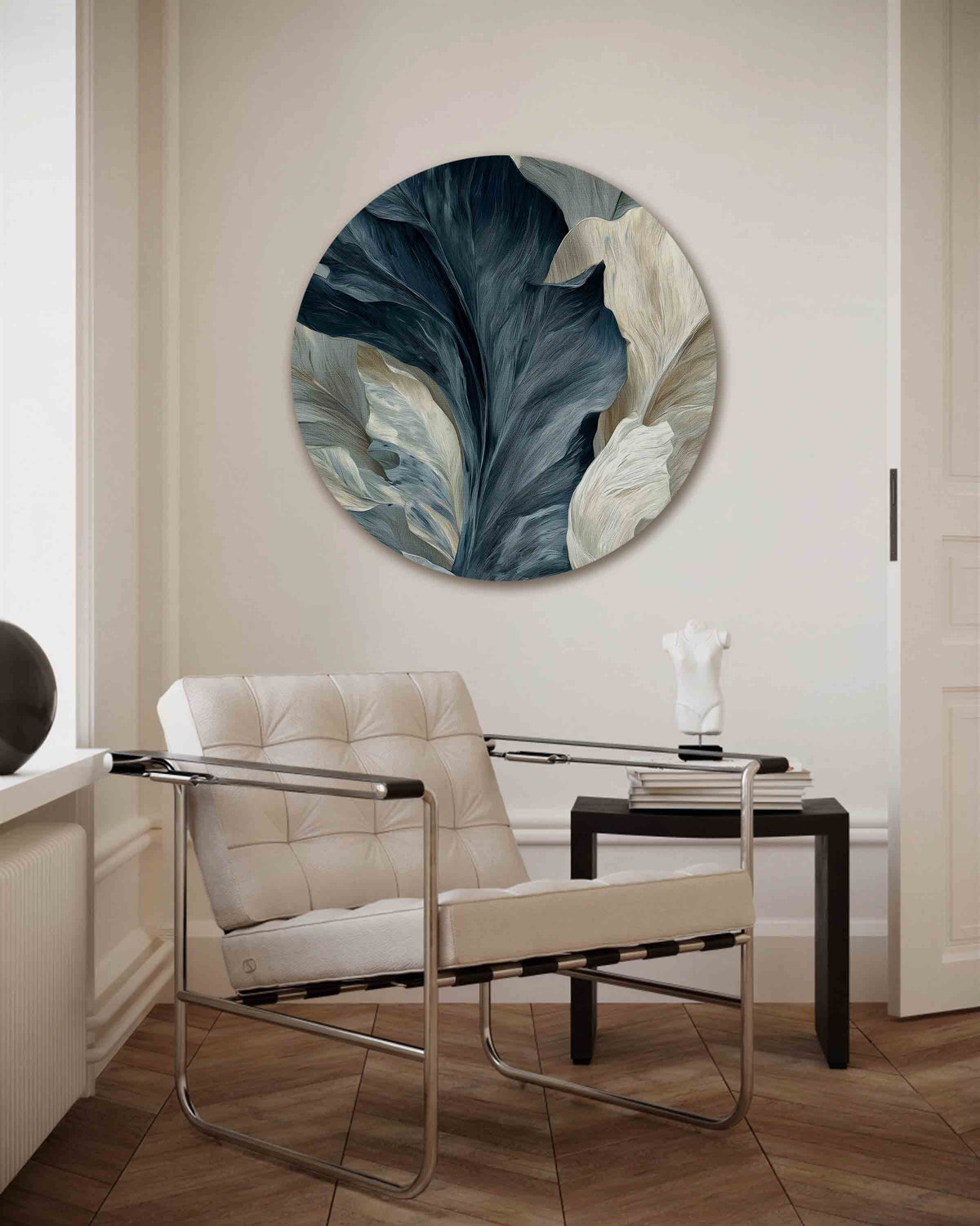 Bladeren in blauw en beige – vrouwelijk portret muurcirkel als wanddecoratie