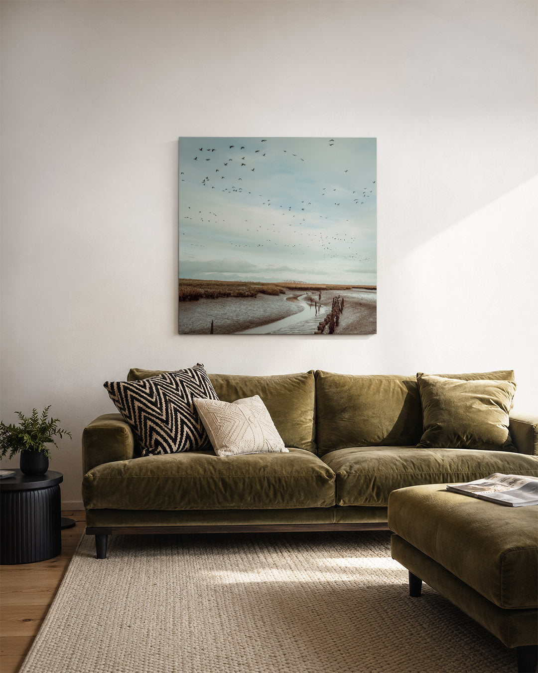 Vogels boven landschap kunstwerk – derde productweergave – deze kunstwerk toont een serene lucht vol vogels boven een