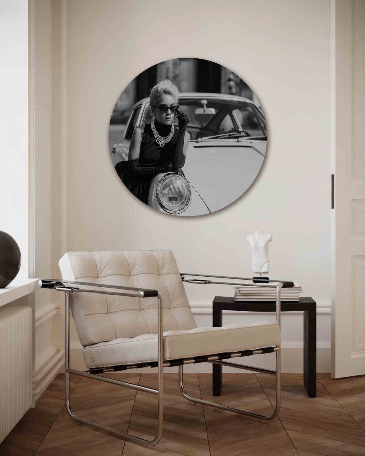 Vrouw met auto – Pop Art muurcirkel als ronde wanddecoratie