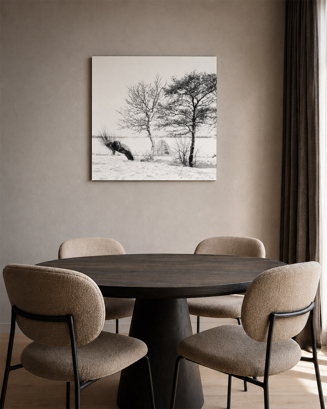 Winterlandschap met bomen kunstwerk – tweede productweergave – deze kunstwerk toont een serene winterse scène met twee bomen