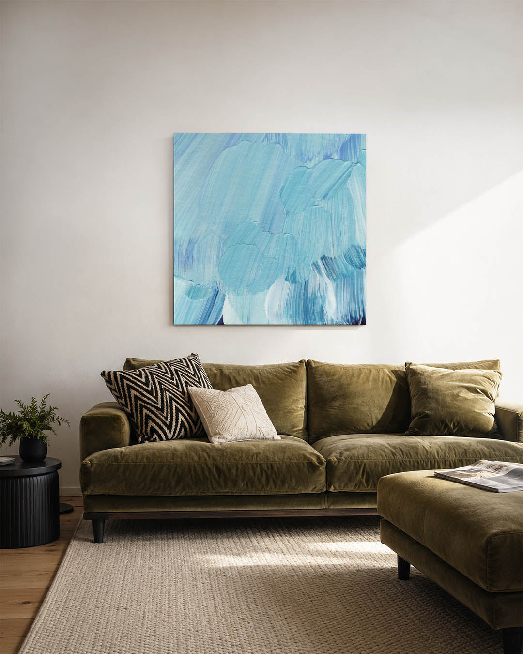 Vloeiende blauwe bewegingen kunstwerk – sfeerbeeld – dit werk toont vloeiende penseelstreken in verschillende tinten blauw