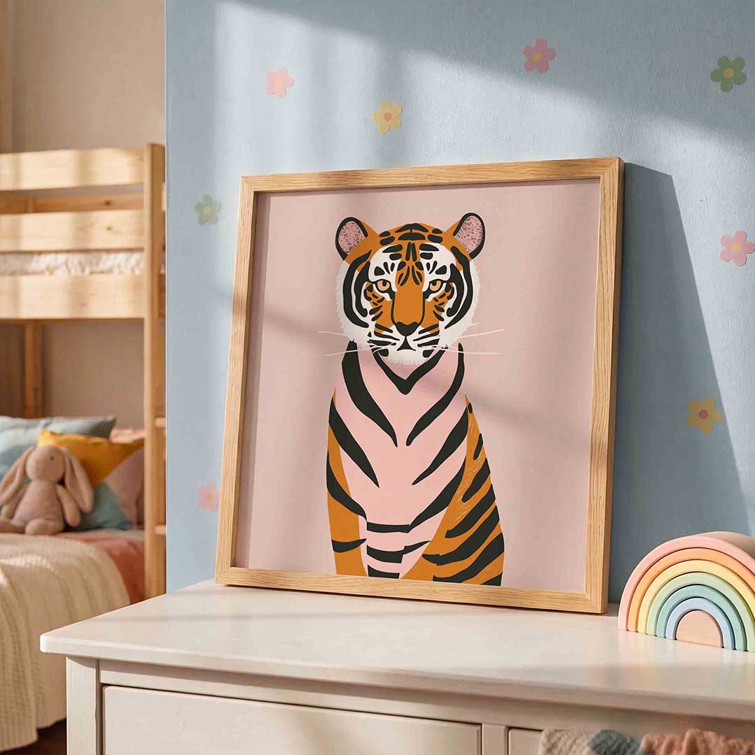 Tijger op roze achtergrond – speelse wandkunst als vierkante kinderposter