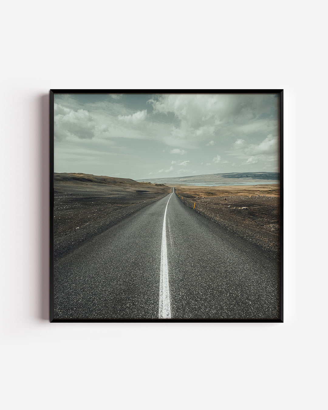 Eindeloze weg poster – vierkante wanddecoratie – deze poster toont een lange, rechte weg die zich uitstrekt naar de horizon