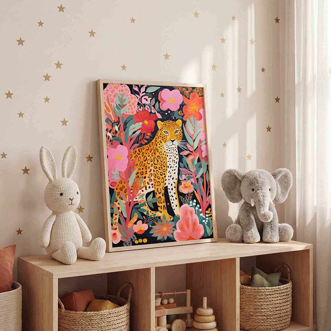 Luipaard tussen bloemen – staande kinderkamer wanddecoratie van WallArtistic