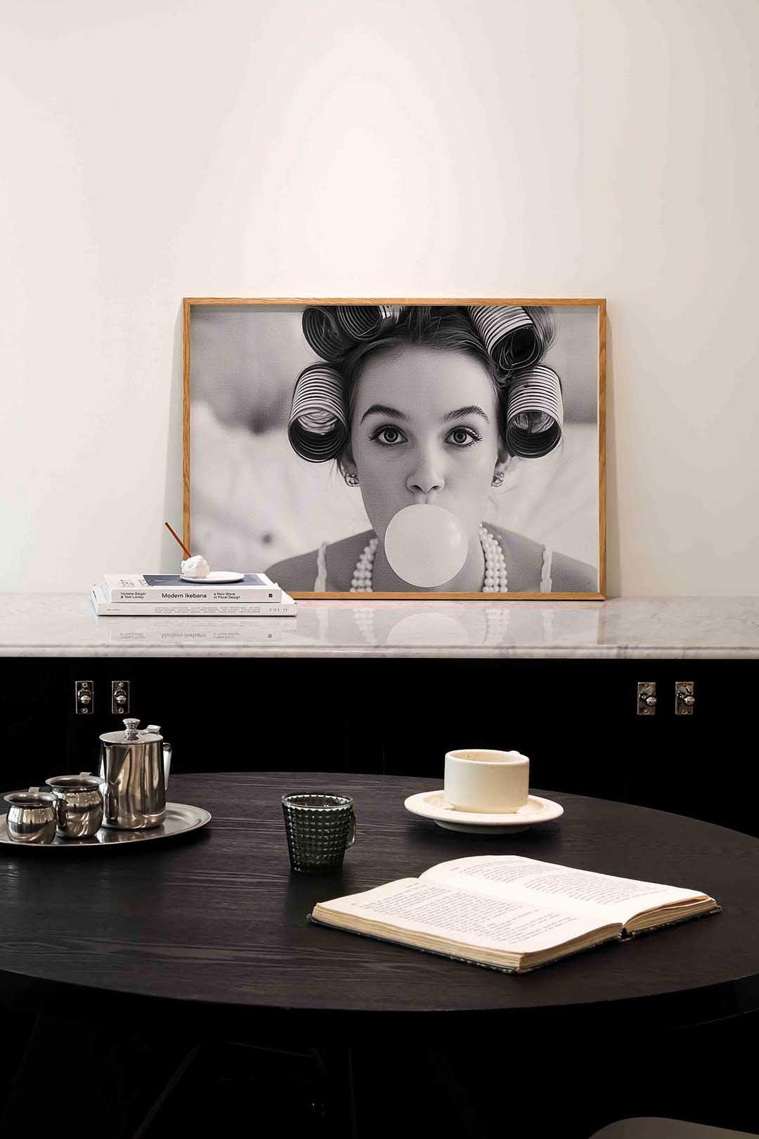 Meisje met kauwgombel – portret poster in liggend formaat