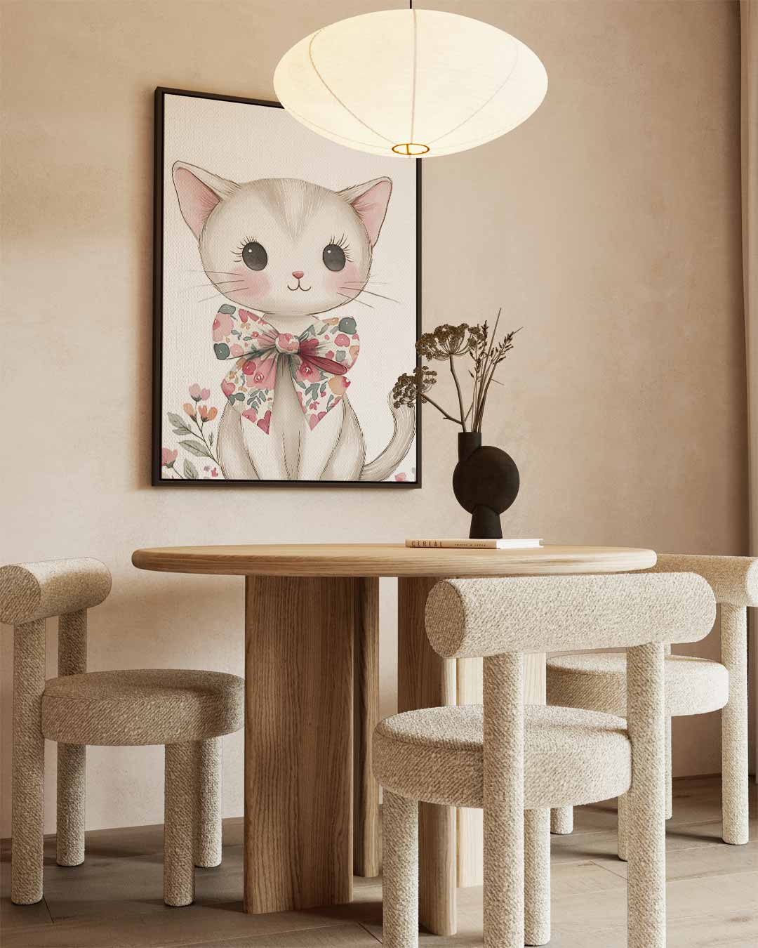 Schattige Kat met Bloemenstrik – kunstwerk met zwarte baklijst
