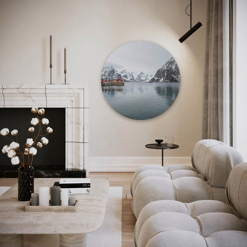 Bergen en rode huisjes – ronde fotografie wanddecoratie van WallArtistic