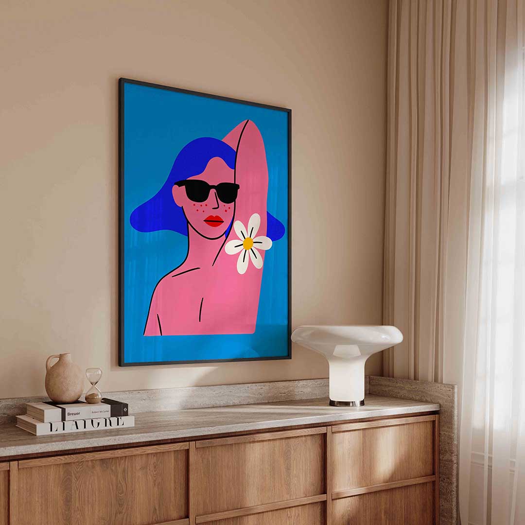 Vrouw met zonnebril en bloem – urban poster in staand formaat