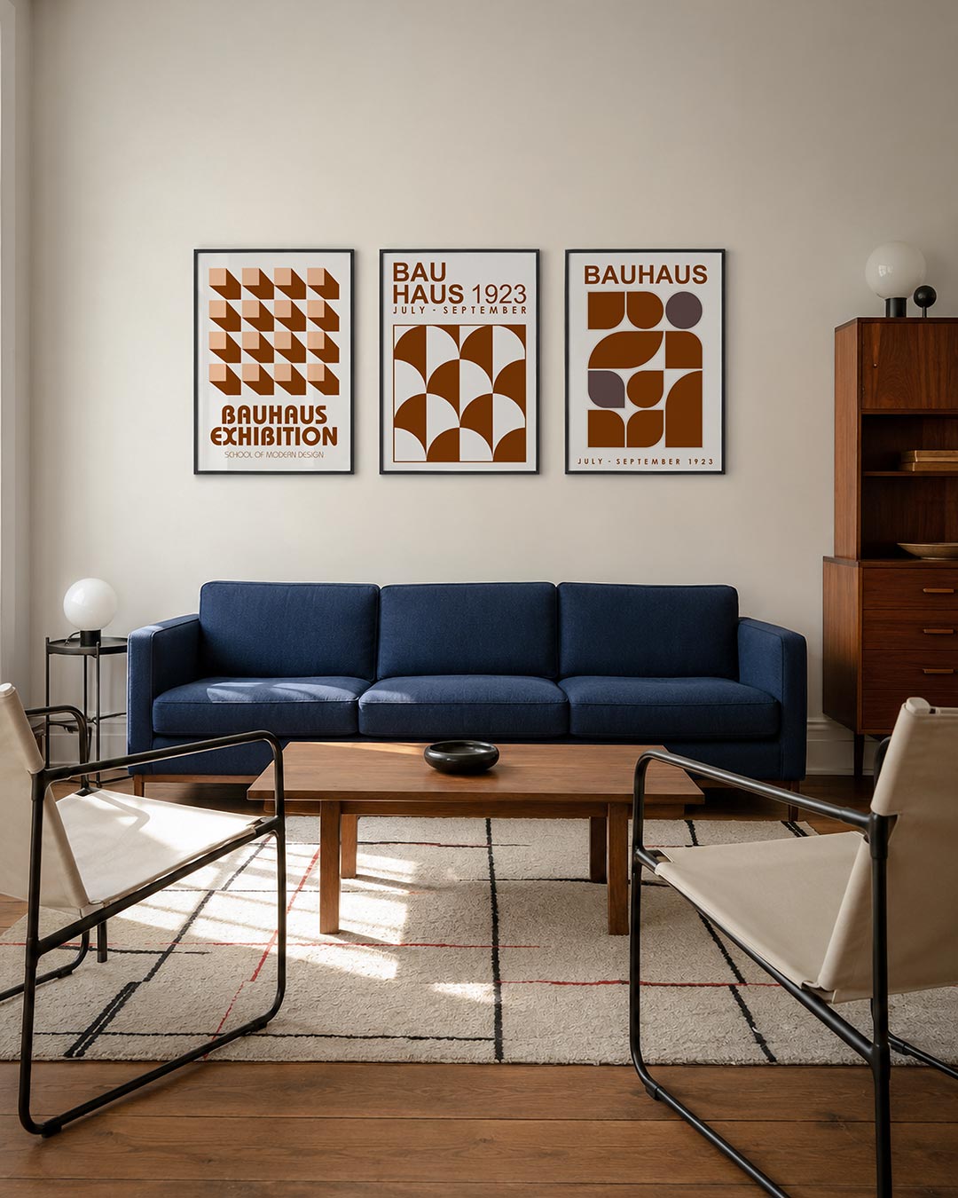 Vorm en schaduw driedelige posterset – deze posterset in drie delen toont een ritmisch patroon van kubussen in warme tinten.