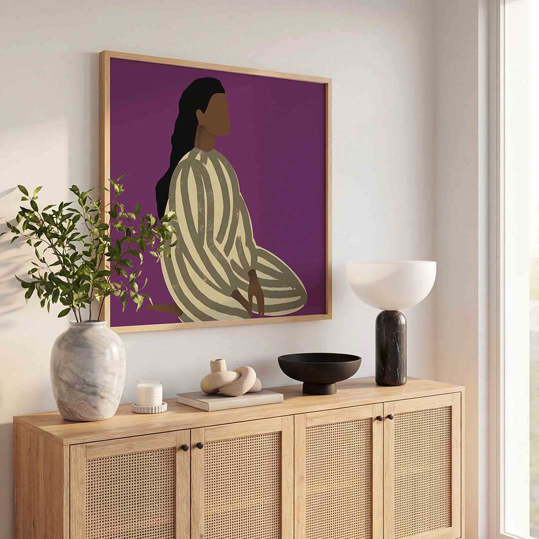Zittende figuur met gestreepte kleding – kleurrijke poster in vierkant formaat