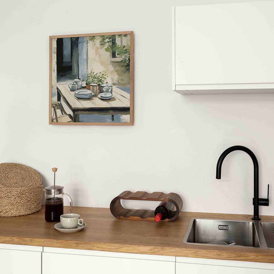 Buiten tafel met servies – keukenposter in vierkant formaat
