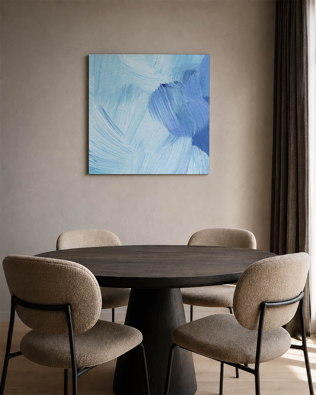 Golvende blauwe streken kunstwerk – derde productweergave – dit werk toont vloeiende penseelstreken in verschillende tinten