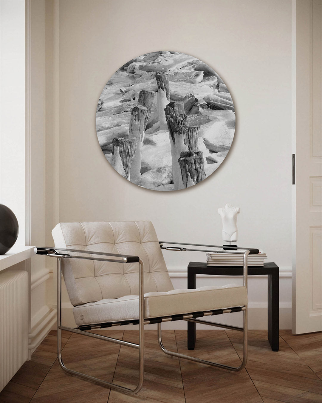 Houten palen in ijs – fotografie muurcirkel als ronde wanddecoratie