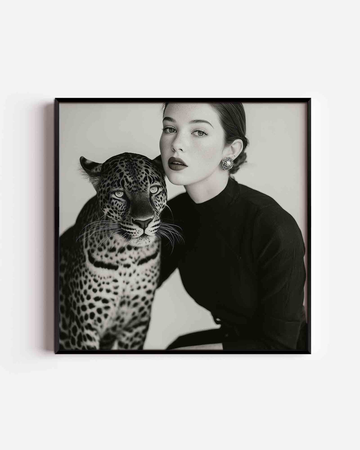 Vrouw met luipaard – Pop Art vierkante poster als wanddecoratie