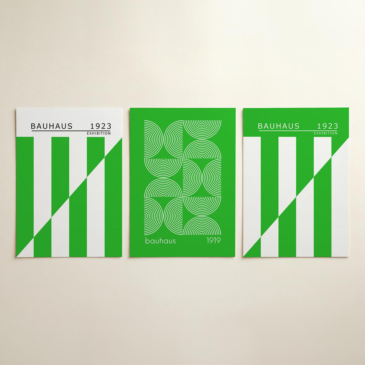 Groene lijnenspel driedelige posterset in interieur