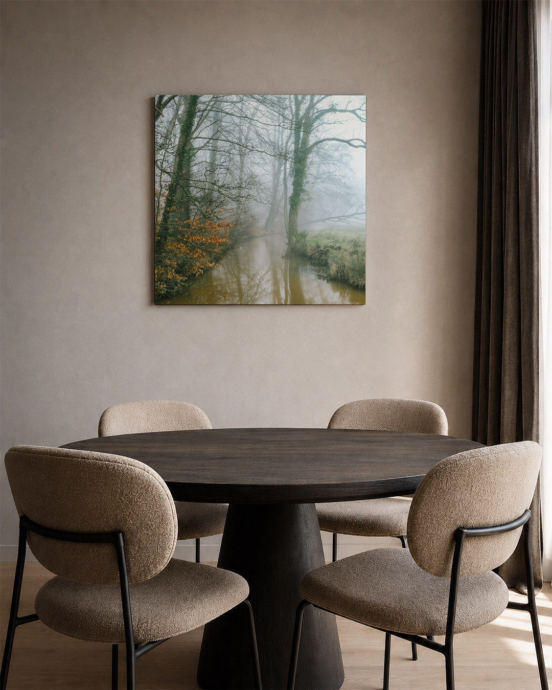 Mistig boslandschap kunstwerk – tweede productweergave – een serene scène van een mistig bos met kale bomen langs een rustige