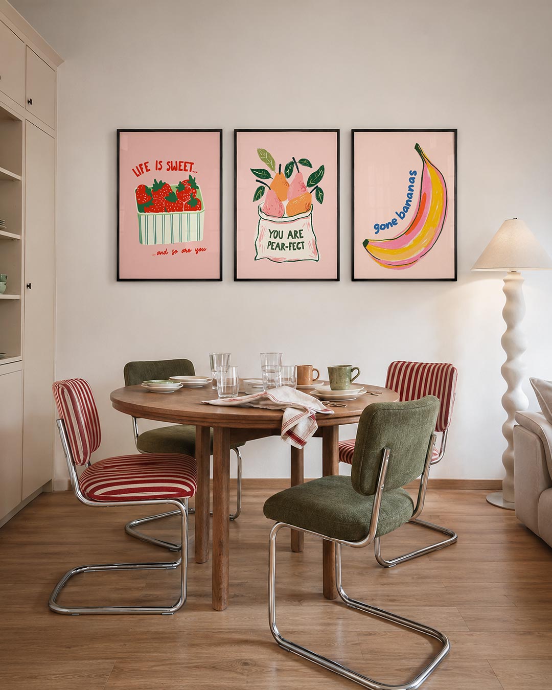 Zoete boodschap driedelige posterset – een roze achtergrond met een mandje vol rode aardbeien