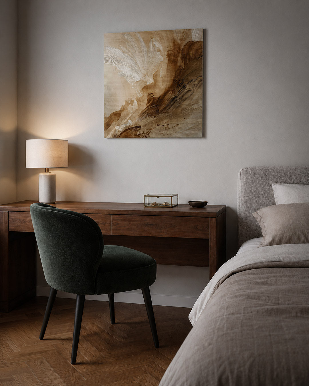 Organische borstelslag kunstwerk – sfeerbeeld – dit kunstwerk toont vloeiende lijnen en zachte overgangen in beige en bruin.
