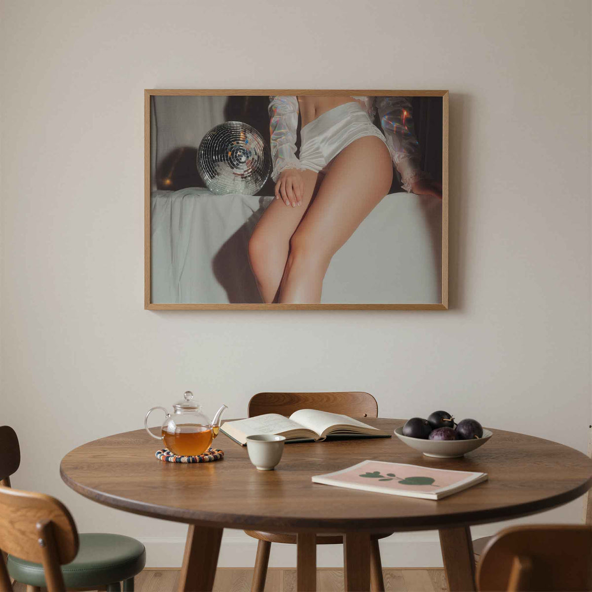 Glanzende disco en witte stof – liggende moderne wanddecoratie van WallArtistic