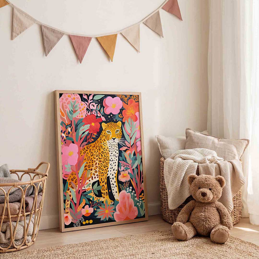 Luipaard tussen bloemen – speelse wandkunst als portret kinderposter