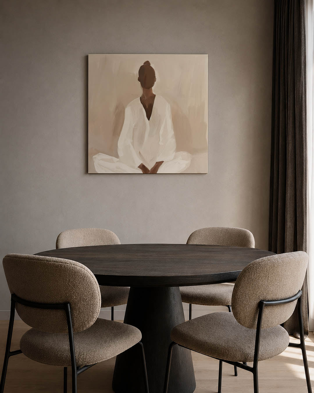 Rustige figuurstudie kunstwerk – tweede productweergave – dit kunstwerk toont een figuur in een witte outfit tegen een beige