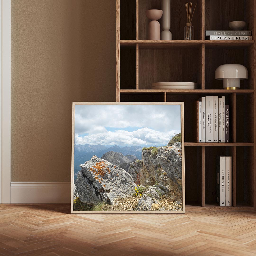 Berglandschap met rotsen poster – derde productweergave – deze poster toont een berglandschap met ruige rotsen en een heldere