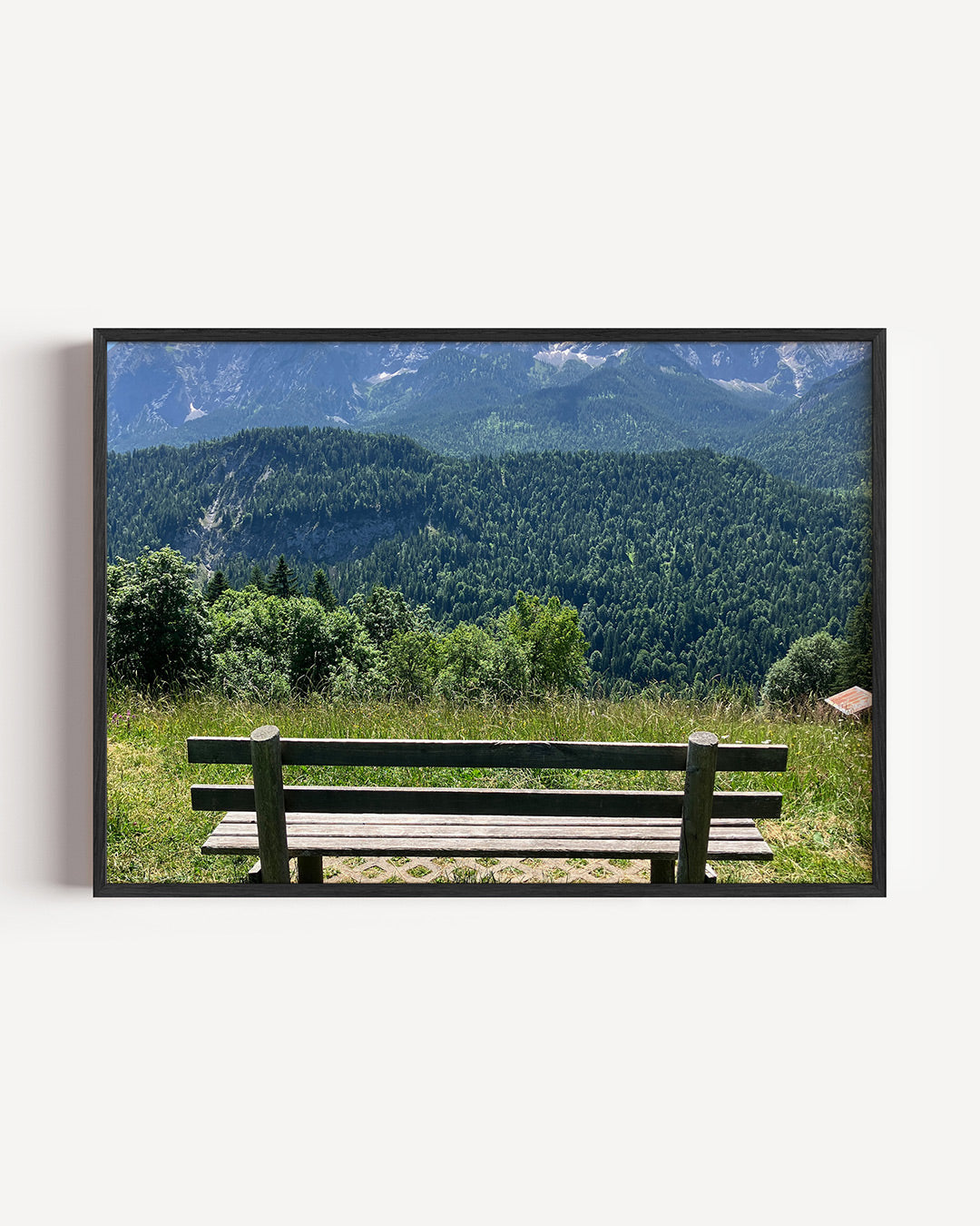 Berglandschap poster – liggende wanddecoratie – deze poster toont een houten bank met uitzicht op een weelderig groen