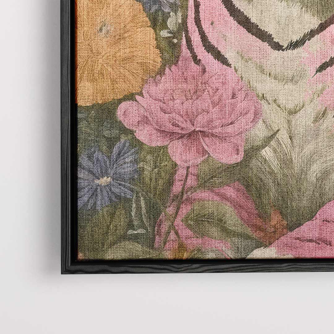 Roze Tijger in Bloemenzee – plexiglas wanddecoratie in portret formaat