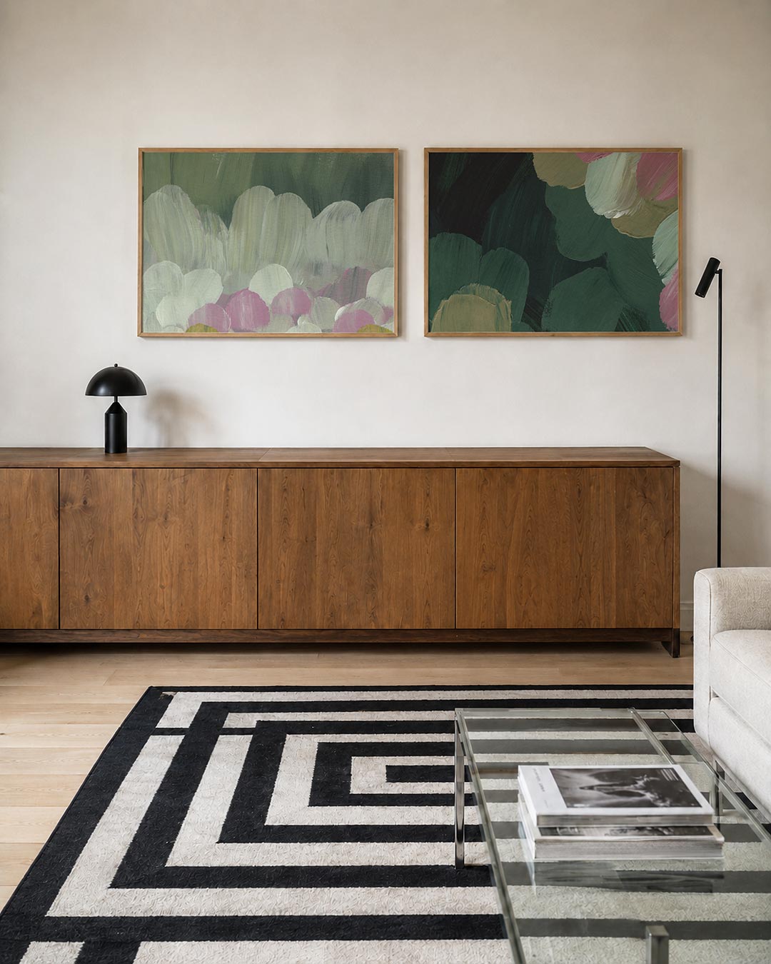 Tweedelige posterset met zachte penseelstreken in groen, wit en roze, getoond in een interieur