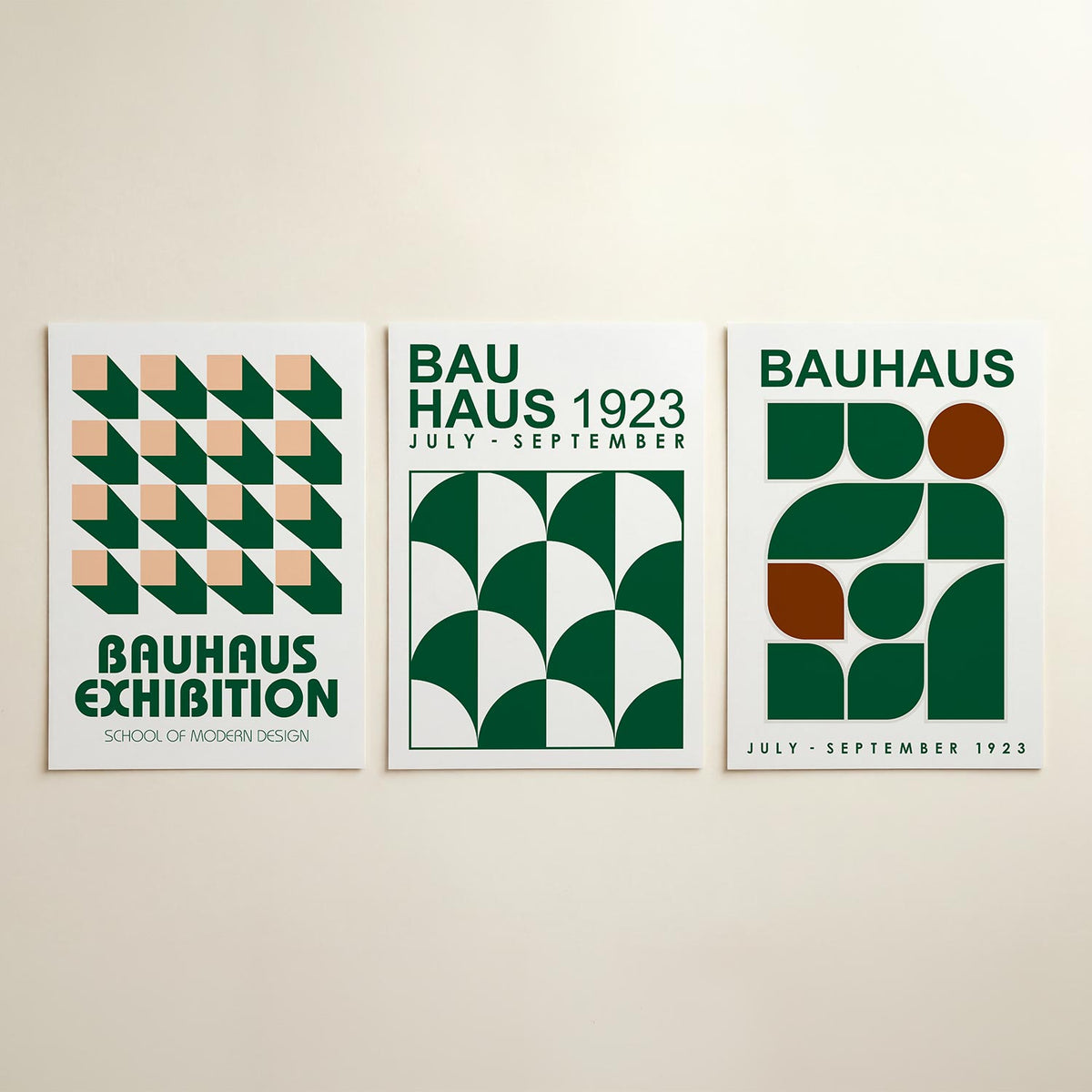 Vorm en schaduw posterset – detailweergave – deze posterset in drie delen toont een ritmisch patroon van roze vierkanten met