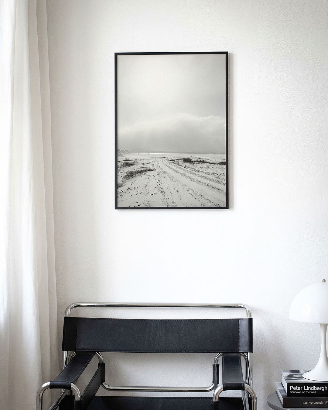 Winterse landschap poster – derde productweergave – een serene winterse scène met een besneeuwd pad dat zich uitstrekt naar