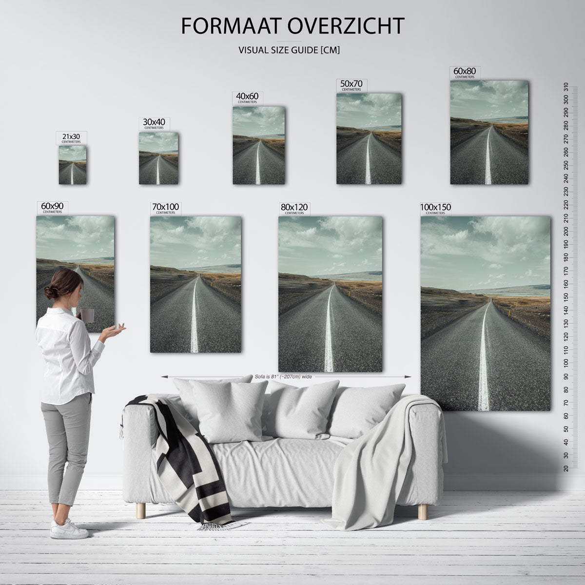 Eindeloze weg poster – sfeerbeeld – een lange, rechte weg strekt zich uit naar de horizon onder een bewolkte lucht. De weg