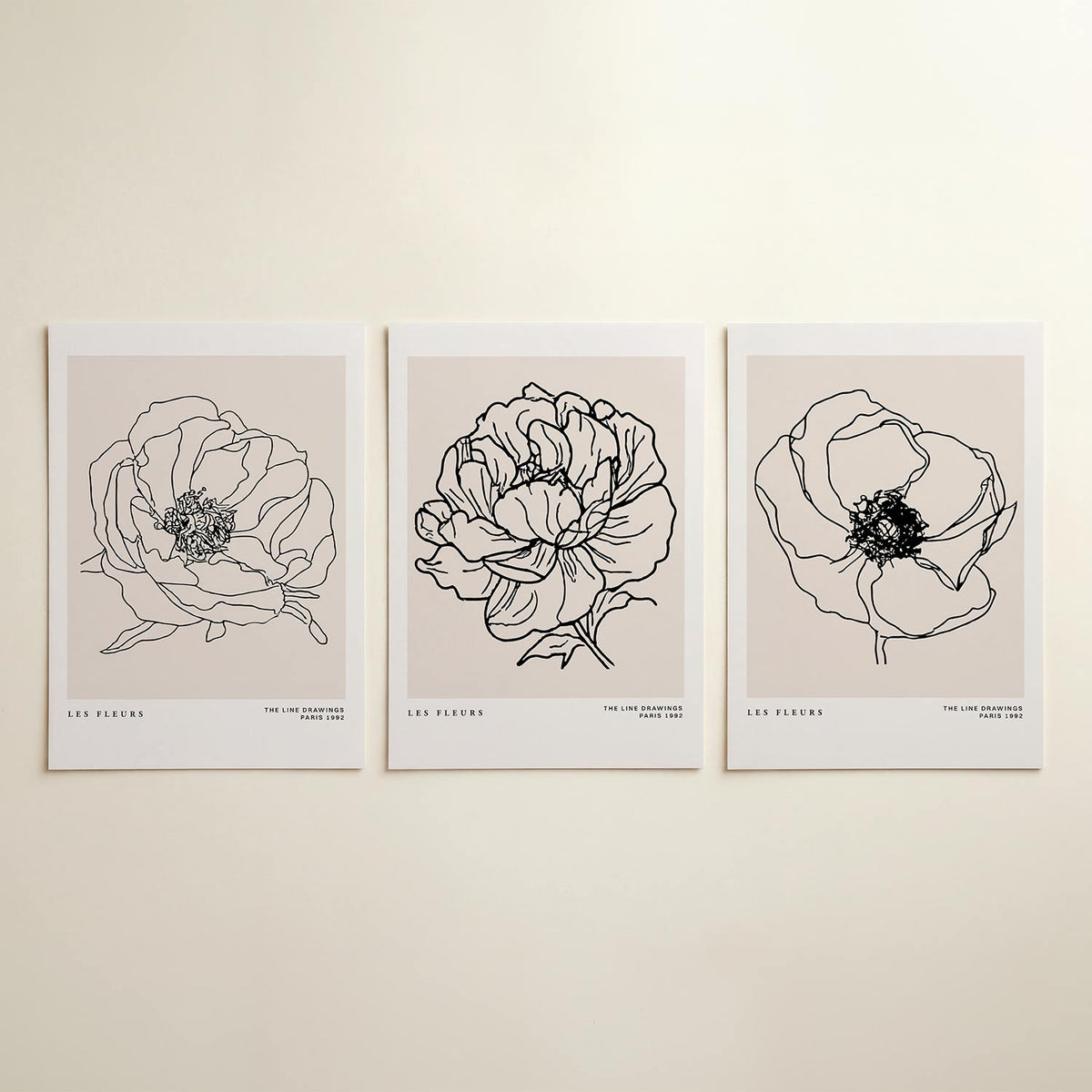 Lijnbloem posterset – detailweergave – een sierlijke bloem getekend met vloeiende zwarte lijnen op