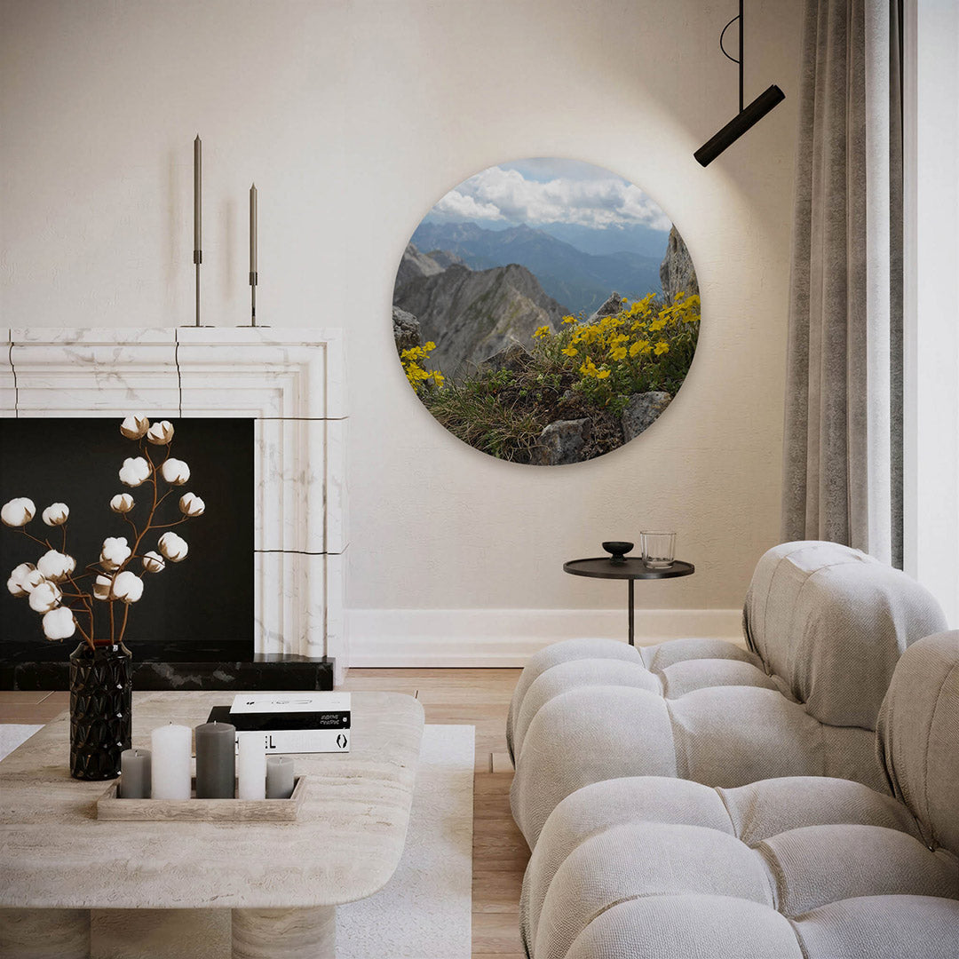 Berglandschap met gele bloemen – ronde fotografie wanddecoratie van WallArtistic